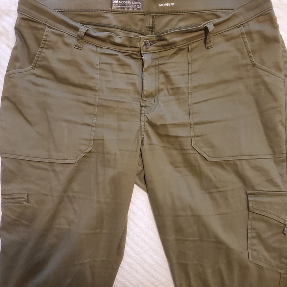 Army green Lee stretch cargo pants. Mid rise Size 20W. Inseam 30 - Picture 3 of 5